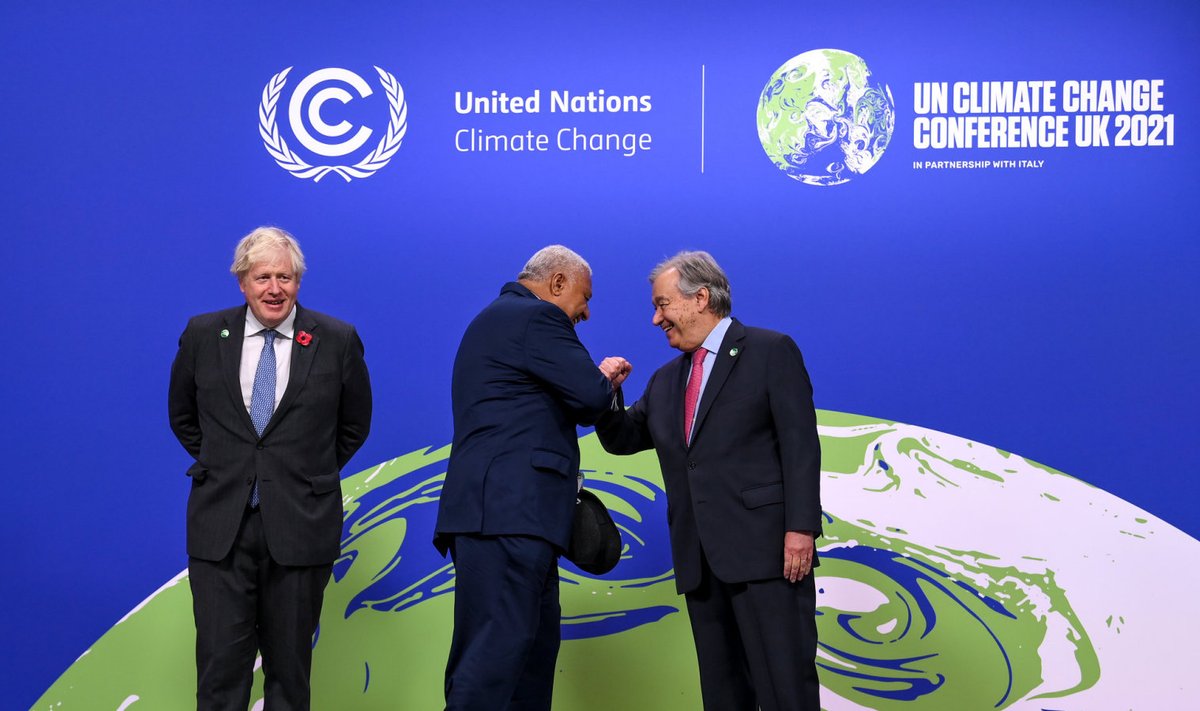 Suurbritannia peaminister Boris Johnson ja ÜRO peasekretär António Guterres tervitamas Fiji peaministrit Voreqe Bainimaramat konverentsil.
