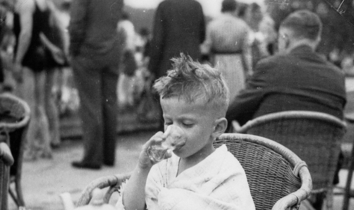 Laps kohvikus 1930datel.