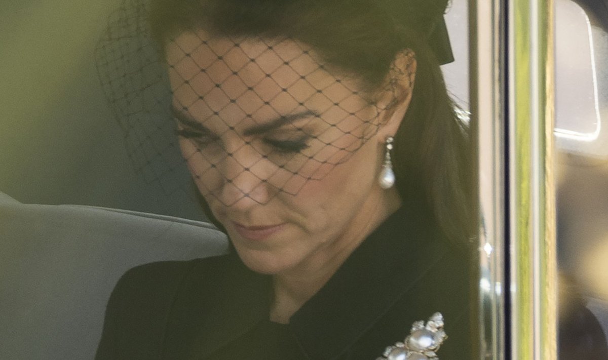 Walesi printsess Catherine (Kate Middleton) leinamas kuninganna Elizabeth II
