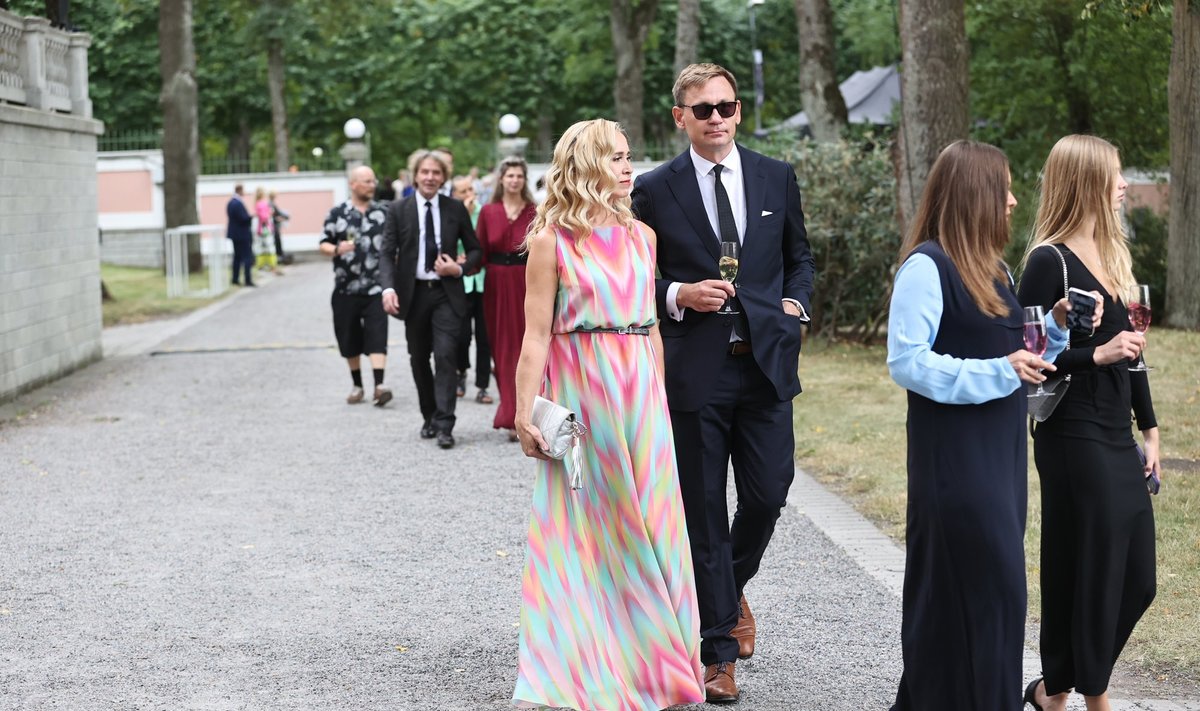 Анналийза Виннал и Пеэп Петерсон на президентском приеме в Розовом саду Кадриорга.