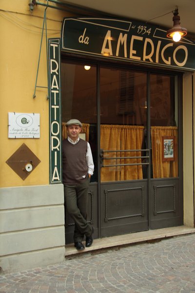 Trahteri Da Amerigo omanik ja kokk Alberto Bettini. Alberto töötab päevas 15–18 tundi. Et sellisele rütmile vastu pidada, peab ta oluliseks korrapäraseid puhkuseperioode.