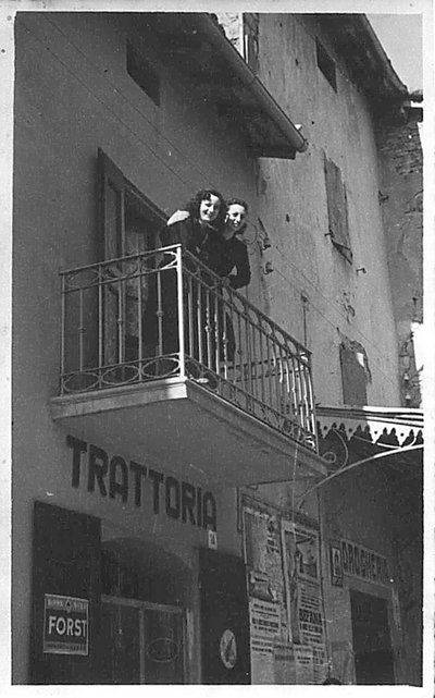​Alberto Bettini ema ja tädi trahteri rõdul.&nbsp;​