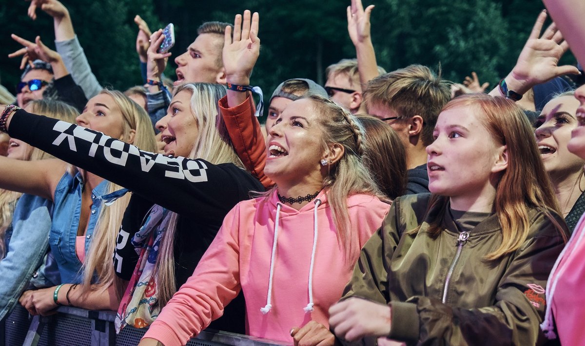 Pühajärve Jaanituli 2018 on hoo sisse saanud. Esimesest päevast võtsid osa tuhanded pidulised, kelle ette astusid armastatud kodumaised artistid. Õhtule pani efektse lõpu maailmatuntud Example.