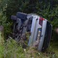 FOTOD | Viljandimaal paiskus auto külili kraavi. Autos oli kolm joobes meest