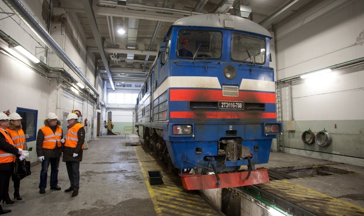GE vedurid kulutavad vähem kütust, saastavad vähem keskkonda ja veavad kaks korda raskemat rongi kui vanad Nõukogude vedurid (pildil).