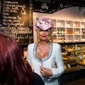FOTOD: Tordiga näkku! Kohvik Mademoiselle avati magusa fotonäitusega ehk VAATA, kuidas kreemised Eesti kuulsused kaamera ees hullasid