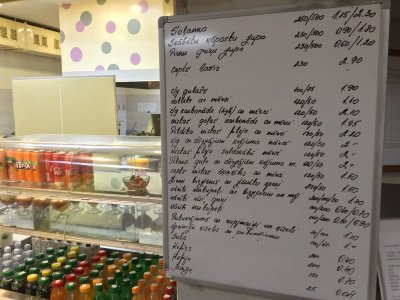 Tahvlile on märgitud terve portsjoni hind, aga igast roast võib võtta ka poole.