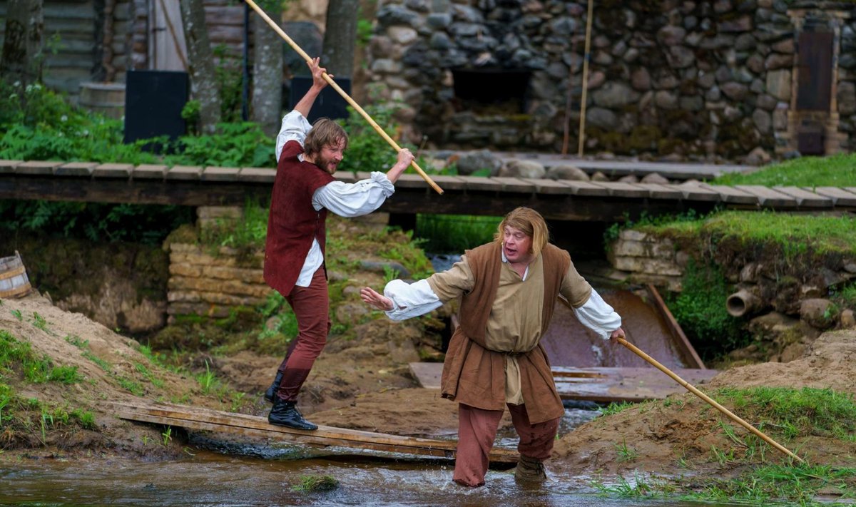 Lavastuse koomilise ja hoogsa külje kujundamine jääb Robin Hoodi (Madis Mäeorg, vasakul) kaaslase Väikese Johni (Tarvo Sõmer, paremal) kanda. Teise koomilise osa, ärakaranud munga Willi rolli kannab hästi välja Peeter Rästas. 