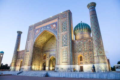 Timuri impeeriumi pealinna Samarkandi südames asuvale Registani väljakule kogunesid inimesed kuulama kuninglikke teadaandeid ja jälgima avalikke hukkamisi. Väljakut ümbritseb kolm erilise arhitektuuriga medreset.
