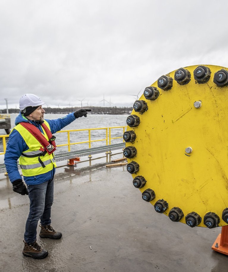 Paldiski LNG-kai ehitust juhtinud Pakrineeme Sadama ehitusjuht Reedik Raudla ütleb, et kail, mille Elering kuulutas gaasi vastuvõtuks valmis olevat, on gaasitorustiku paigaldaminegi veel lõpetamata.