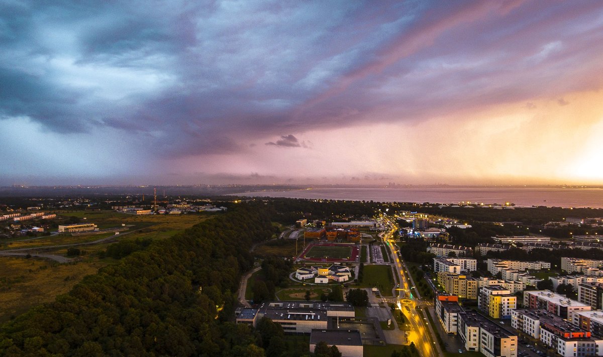 Äikesepilved Tallinna kohal Viimsist vaadatuna
