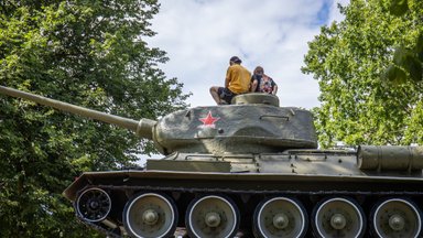 ПОДКАСТ | У нарвского танка фотографируются молодожены, он давно потерял воинственность 