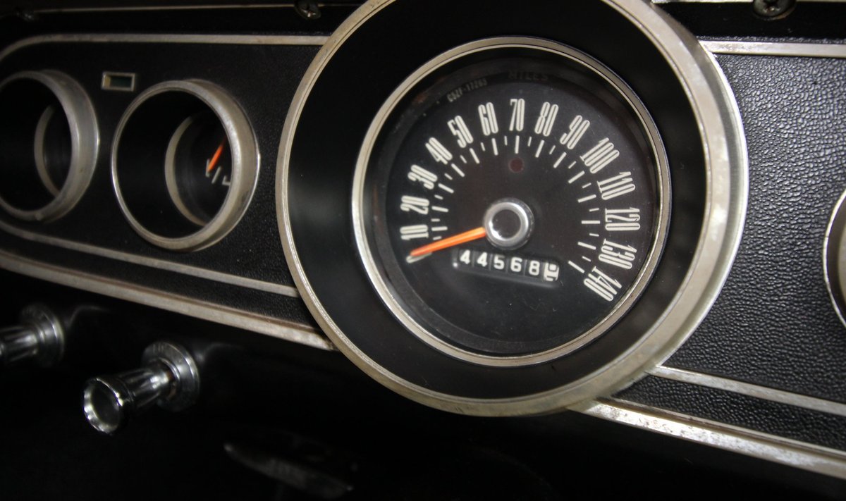1966. aasta Ford Mustang, mille hodomeeter annab läbisõiduks 44 568 km. Tegelikult pole teada, kui palju see auto on läbi sõitnud, sest juba 99 999 km järel läheb vanade Ameerika autode läbisõidumõõdik uuele ringile.