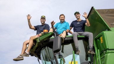 „See on võimas masin, heedri laius on üheksa meetrit, nii et poistel on lausa lust selle kombainiga vilja võtta“