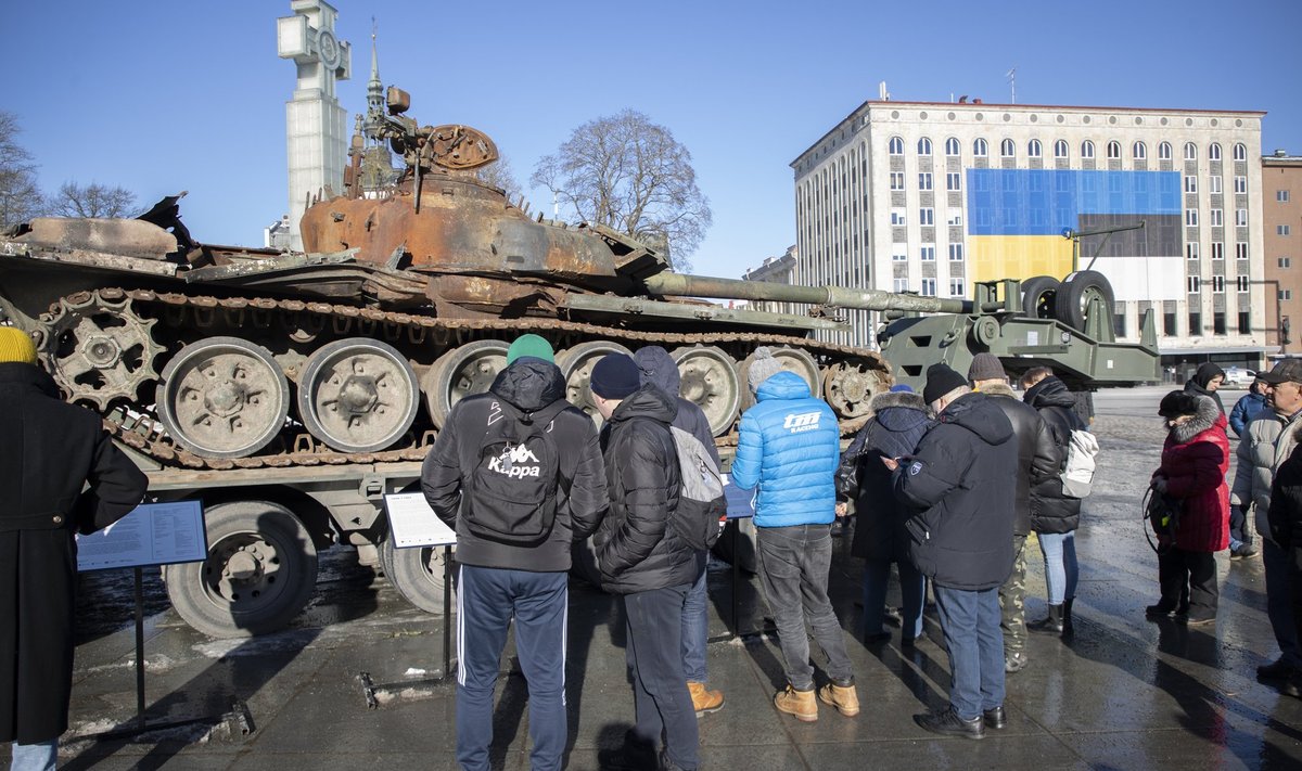 Российский танк Т-72, подбитый в Украине, на главной площади Таллинна