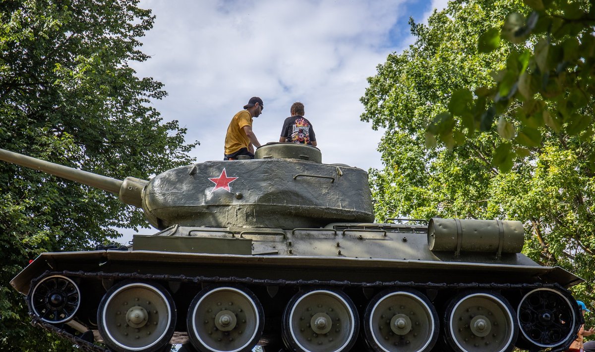 Vene tank on Narva kohalike aktivistide valve all.