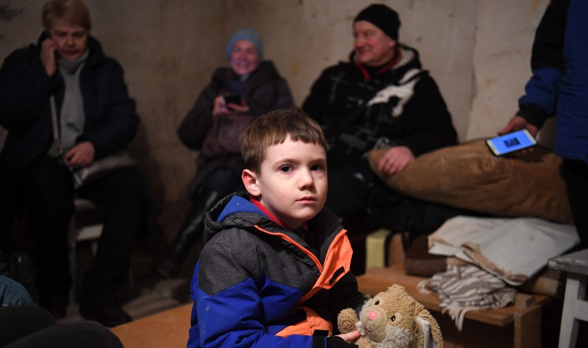 HETK UKRAINA LAPSE ELUST: 5-aastane Mihhailo hoiab käes kaisulooma ja ootab Kiievi varjendis õhuhäire lõppu.