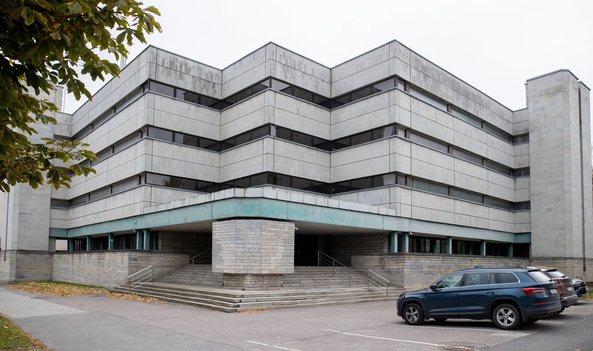 Liivalaia kohtumaja trepi keskel oleval tugiseinal oli varem ka skulptuur "Justitia", mis kolm aastat tagasi Lubja tänavale koliti. Vaata allolevast galeriist!