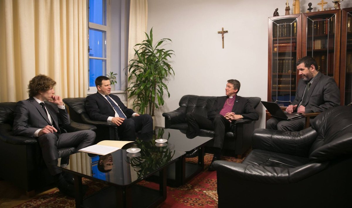 Heldeimalt toetas usuühendusi Keskerakond. Fotol Tanel Kiige ja Jüri Ratase kohtumine EELK peapiiskopi Urmas Viilmaga.