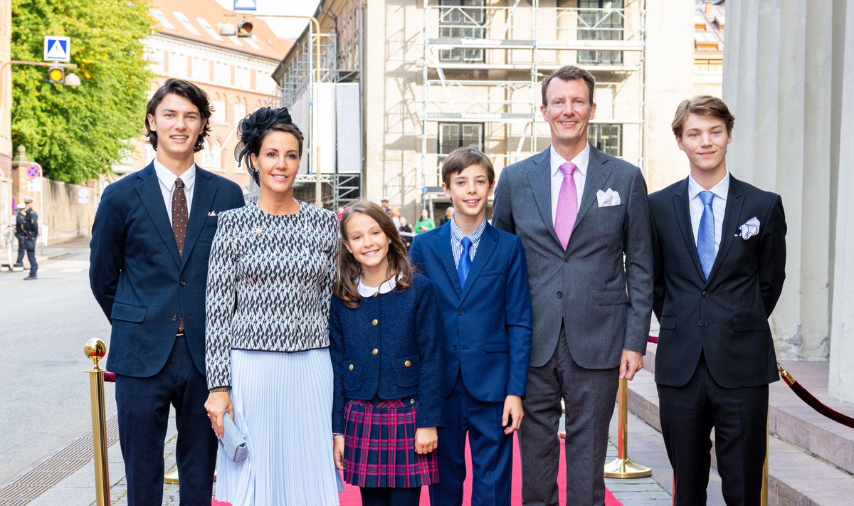 Prints Joachim oma abikaasa ja nelja lapsega, kes kõik jäävad oma tiitlitest ilma.