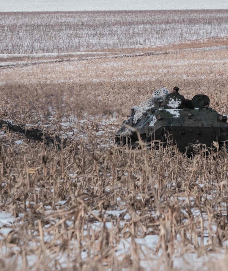 Ukraina soomustransportöör põllul Bahmuti kandis. Foto tehtud 7. veebruaril 2023.