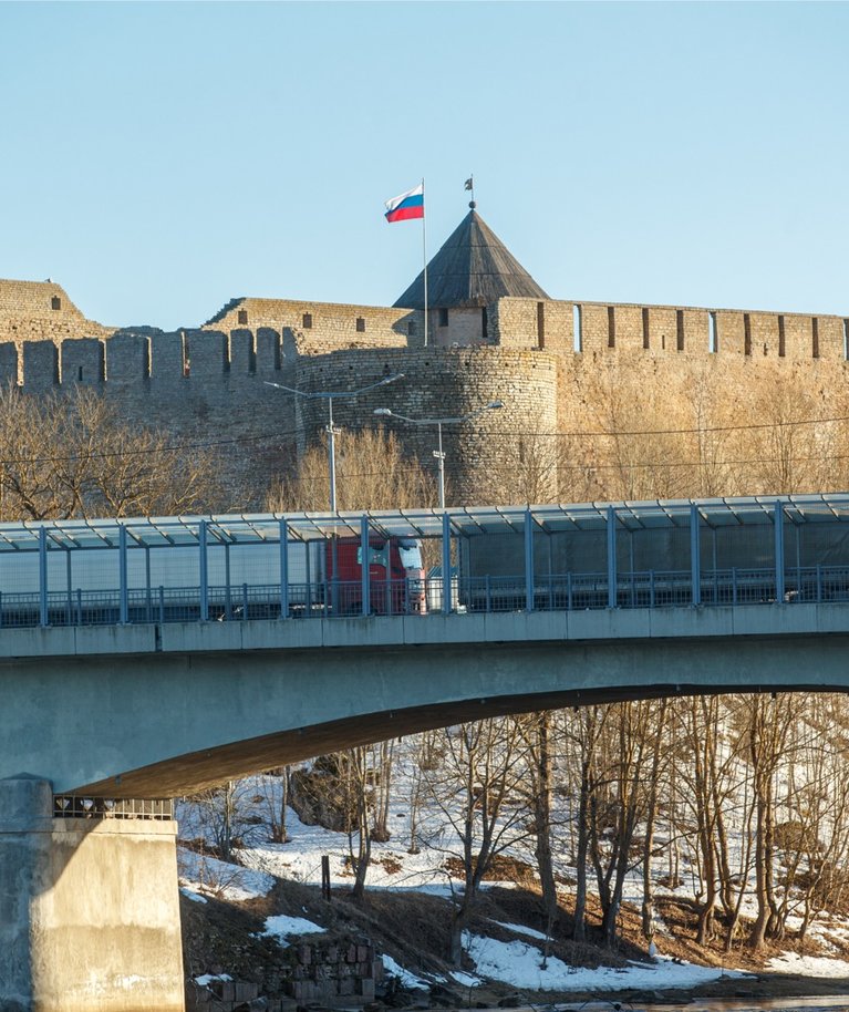 Narva piir. Teisel pool jõge lehvib Venemaa lipp