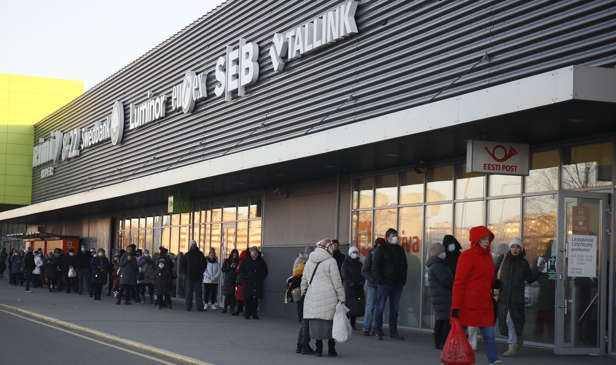 Lasnamäe Centrumi Omniva esinduse juures oli teisipäeva lõuna paiku järjekorras ligi 50 inimest. Omniva sõnul on see üks populaarsemaid postipunkte, kus on tihe liiklus ka normaalse koormuse ajal.