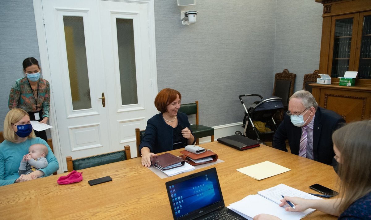 Mailis Repsist (keskel) sai täna Euroopa Liidu asjade komisjoni esimees ja sellega tõusis kohe ka tema palk riigikogu liikmena.