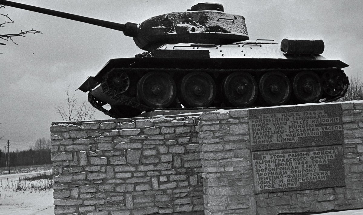 MITTEAMETLIK KÄIMLA? Narva jõe äärde mälestusmärgina seisma pandud tank 1975. aastal.