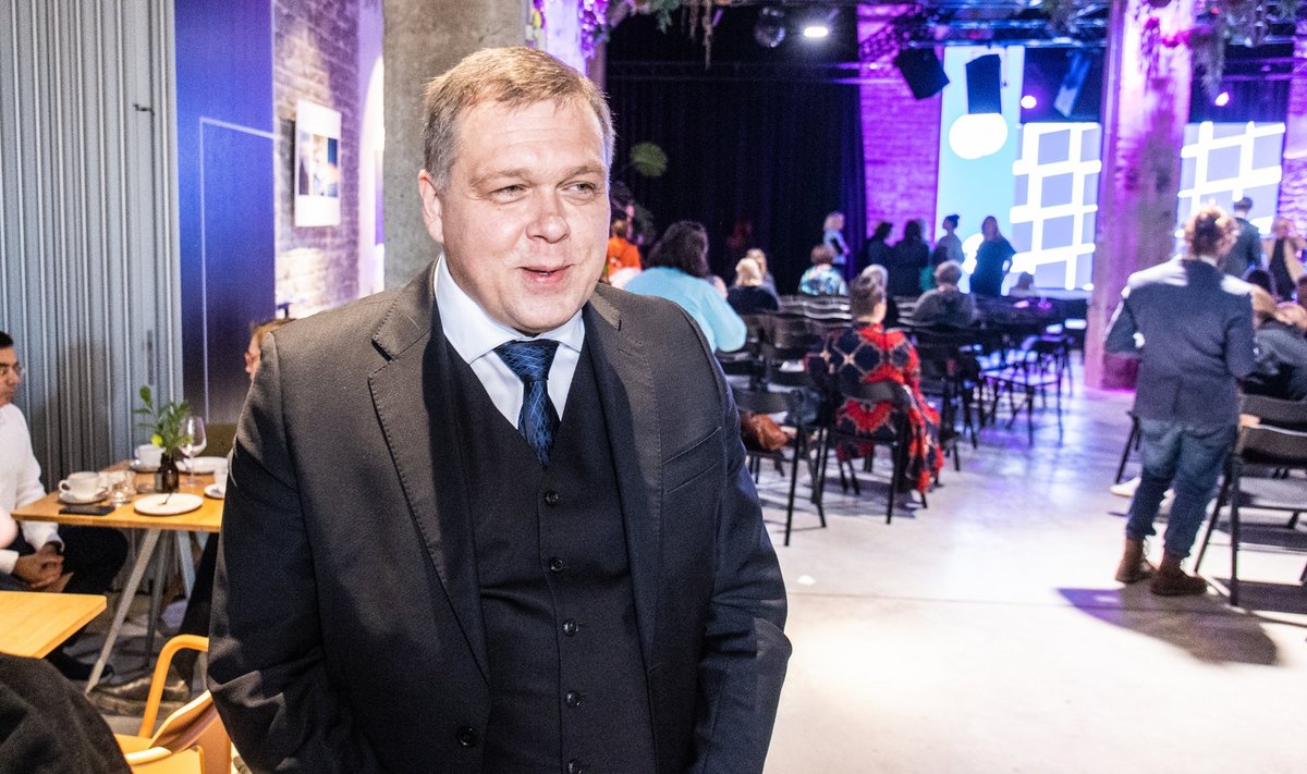 Lauri Hussar enda juhitava erakonna Eesti 200 üldkogul.