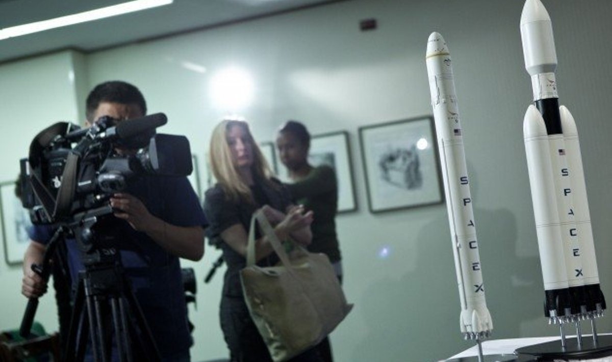 SpaceX uusim rakett maketina eilsel esitlusel. Foto Brendan Smialowski, AFP