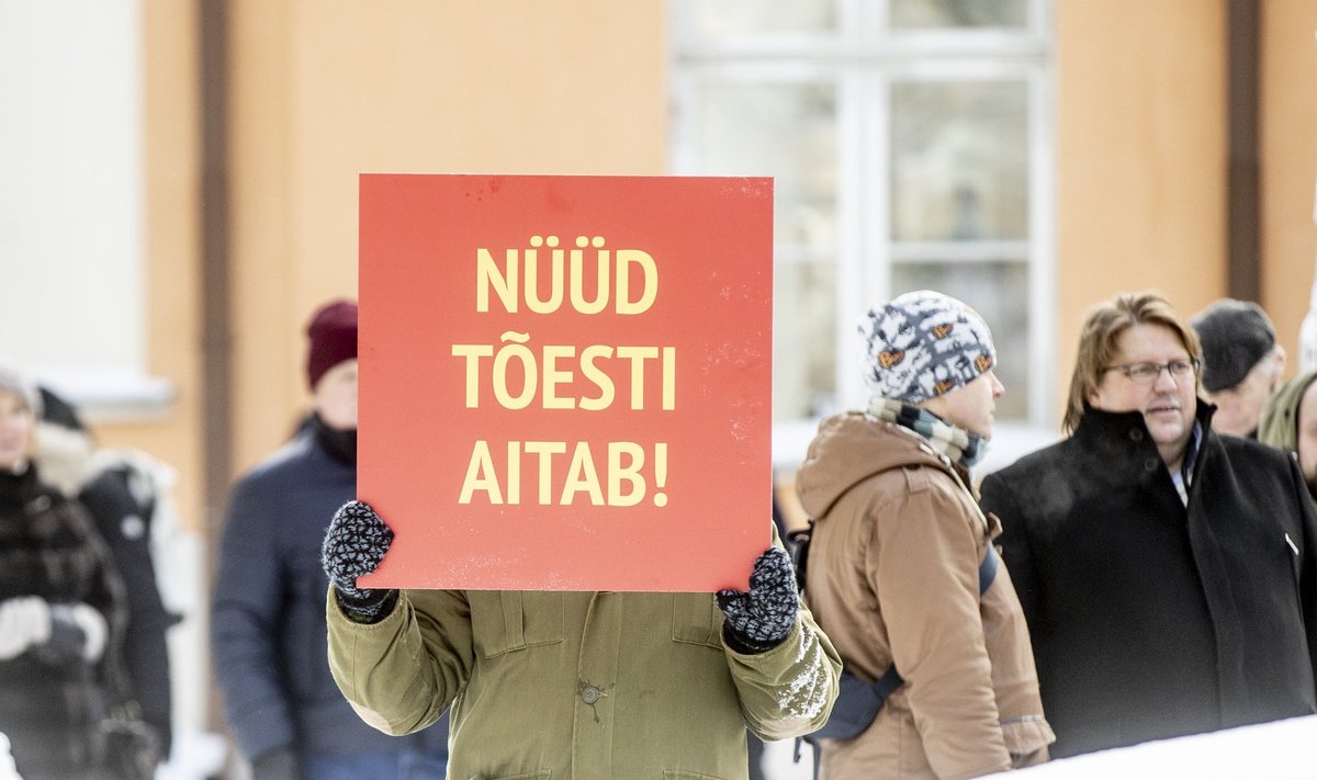 KÕRINI: Plakat eelmise nädala meele­avalduselt, kus inimesed protestisid piirangute vastu, mille tõi kaks aastat tagasi Eestisse EKRE, Isamaa ja Kesk­erakonna kolmikliit.