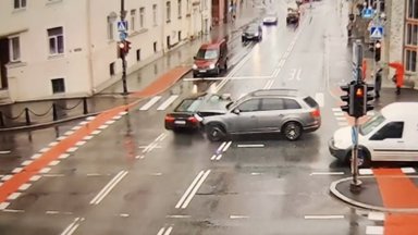 VIDEO | Mis punane tuli? Vaata, kuidas hulljulged autojuhid seavad kaasliiklejate elud ohtu