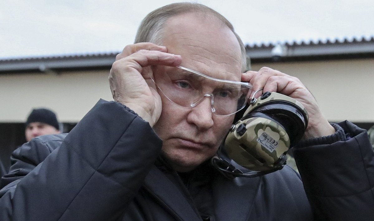 INSPEKTEERIMAS: Putin külastas sõjaväe väljaõppe baasi esimest korda pärast osalise mobilisatsiooni väljakuulutamist. Talle näidati seal relvi ja muud varustust (mida mobiliseeritutel harva kaasas nähakse).