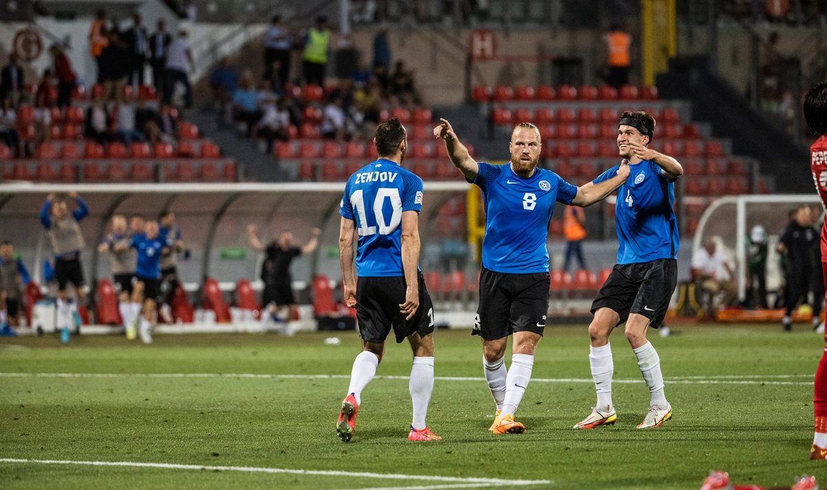 Eesti jalgpallikoondislased tähistamas Malta vastu löödud võiduväravat.