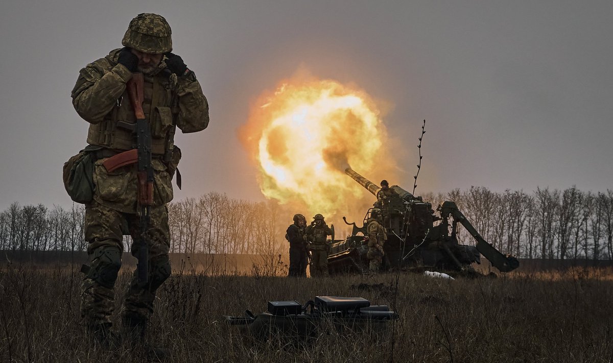 Ukrainlased andmas Bahmuti lähedal Vene positsioonide pihta suurtükilööki