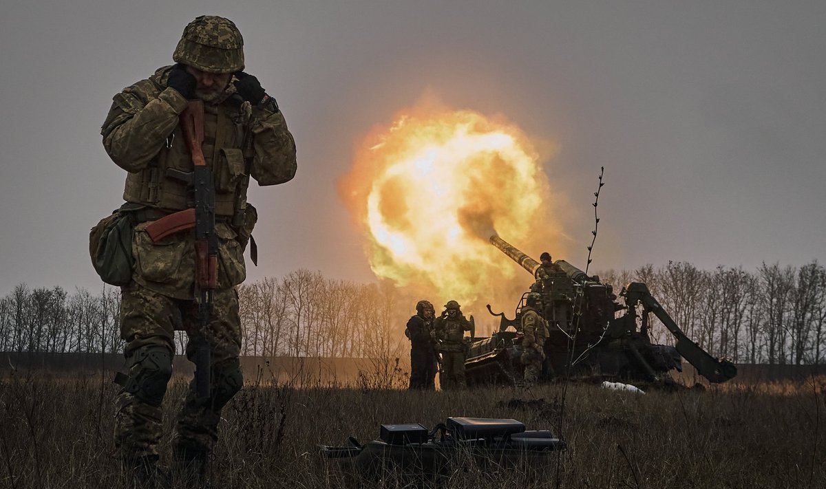 Ukrainlased andmas Bahmuti lähedal Vene positsioonide pihta suurtükilööki