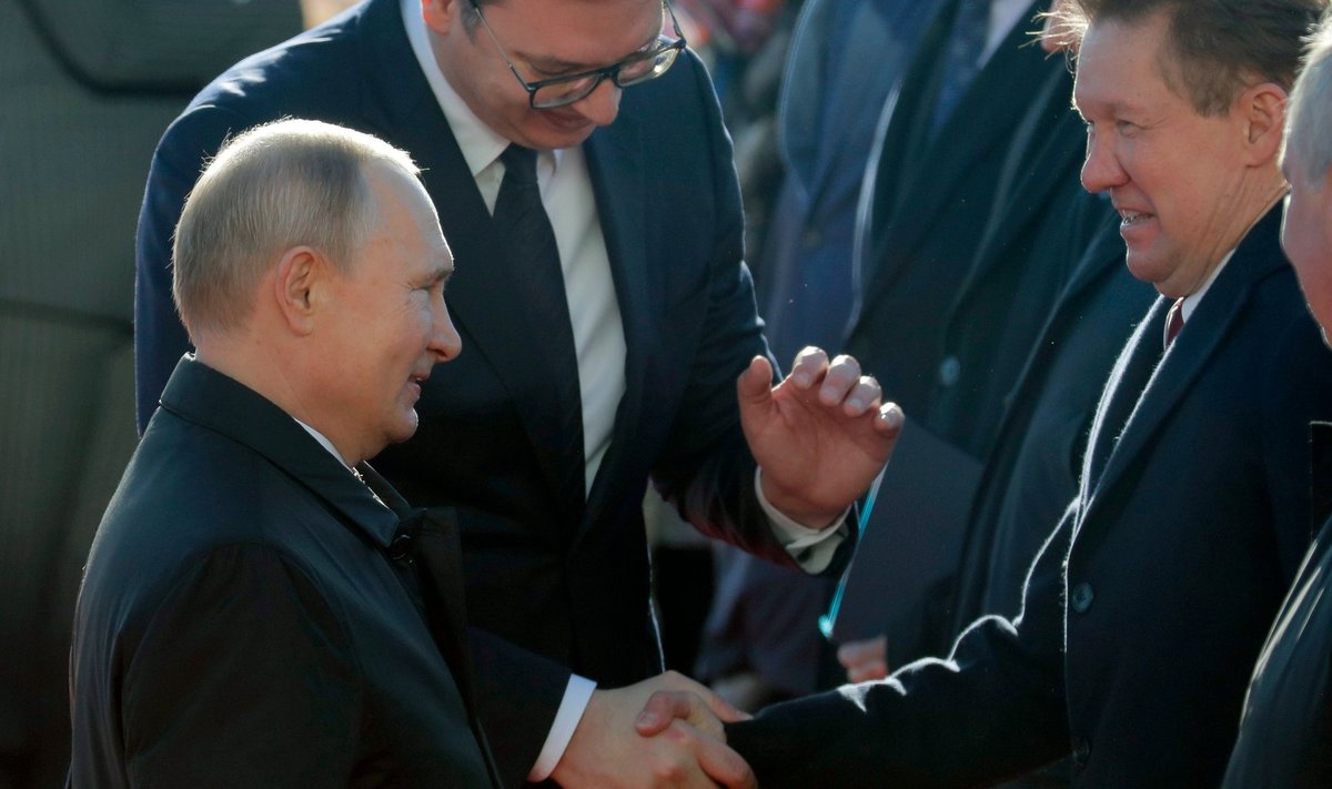 VEIDRAD SURMAD: Keda tulistati, poodi või pussitati. Gazpromiga seotud äriladvikut langeb nagu loogu. Pildil Putin, Serbia president Aleksandar Vucic ja Gazpromi juht Aleksei Miller.