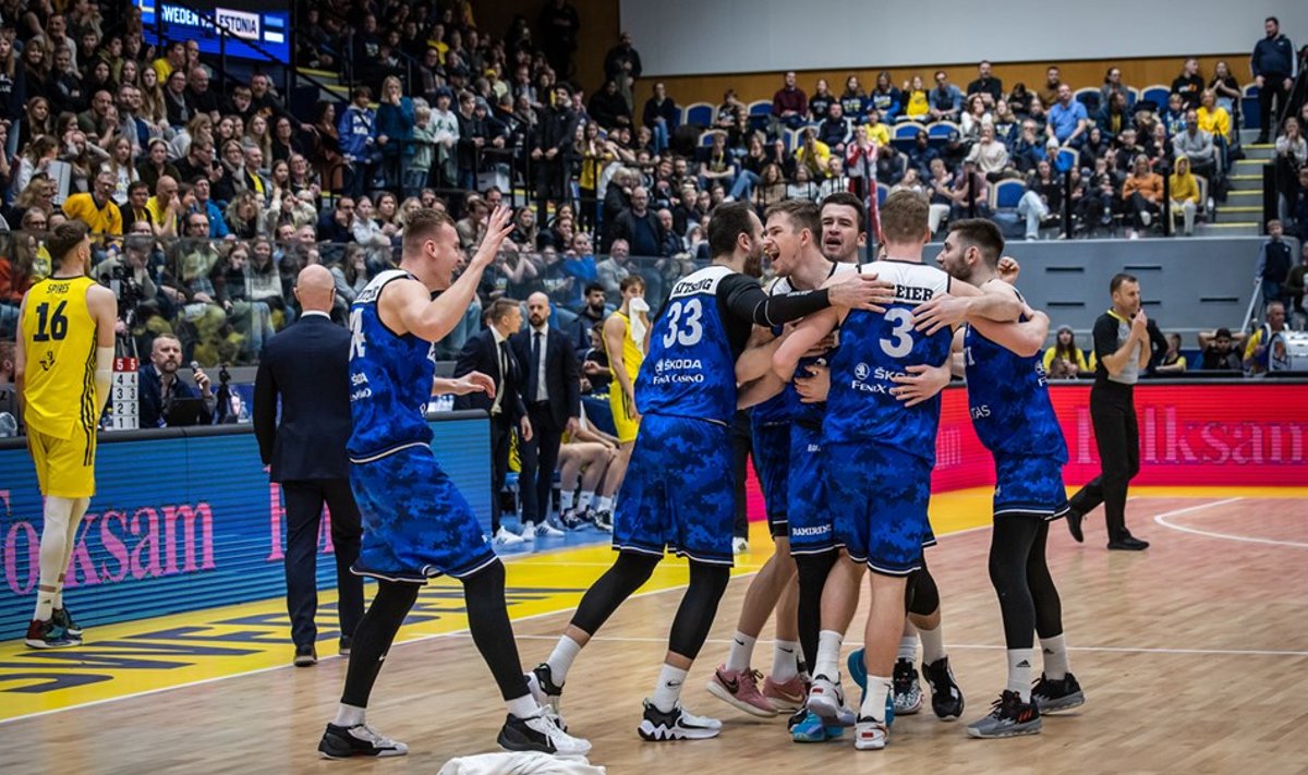 Eesti koondis tähistab võitu Rootsi üle.