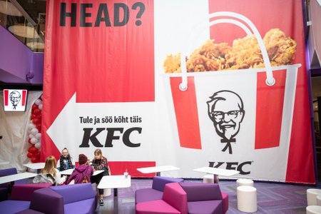 KFC avamist ootavad noored