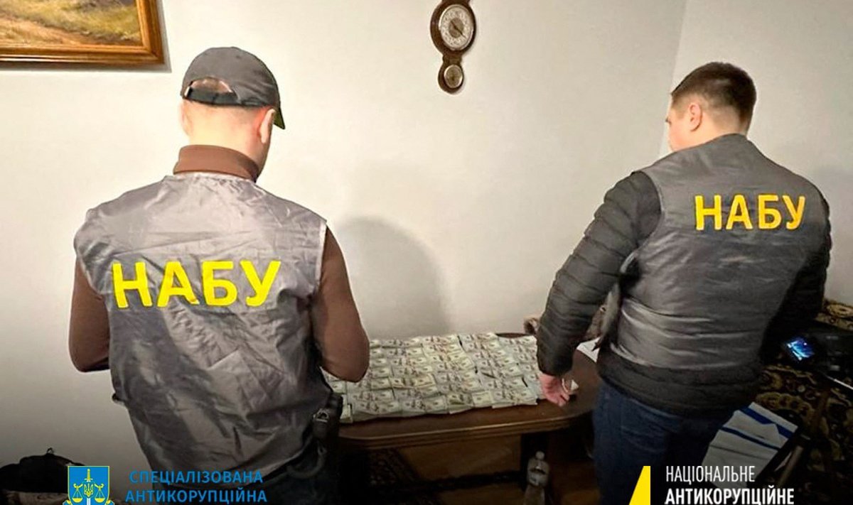 Ukraina korruptsioonivastase büroo töötajad loevad hõivatud raha.