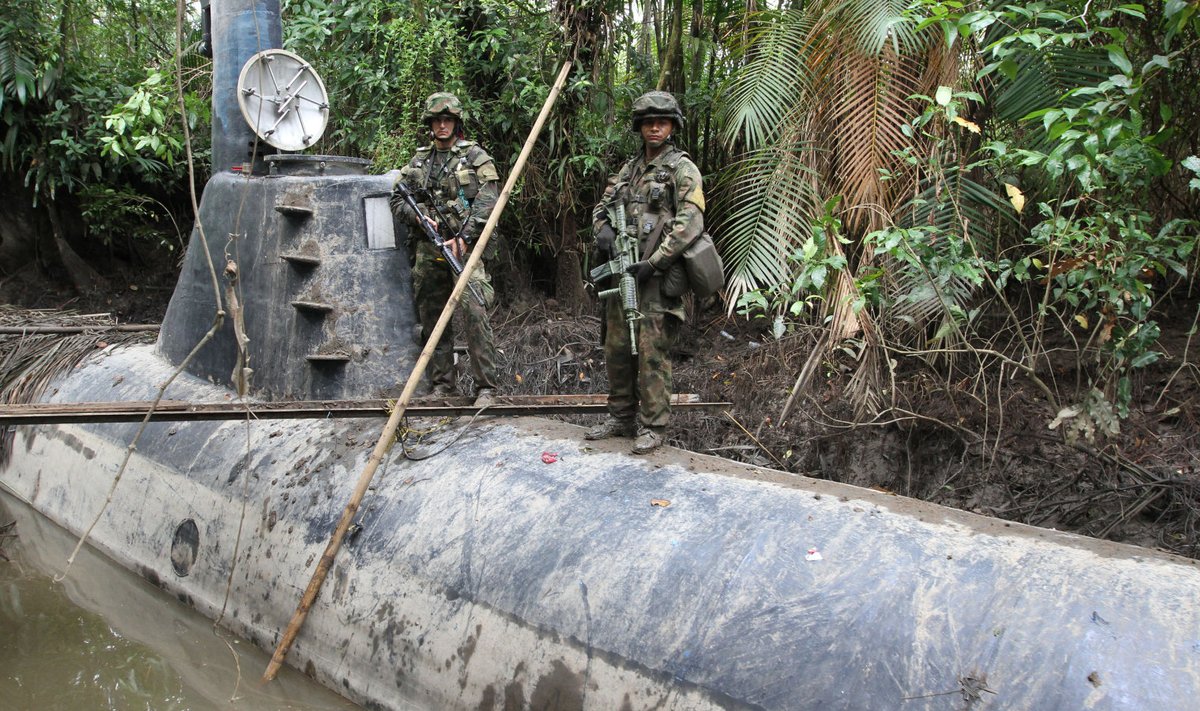 Colombia laevastiku võitlejad aastal 2011 ühe tabatud narkoallveelaeva kerel seismas. 