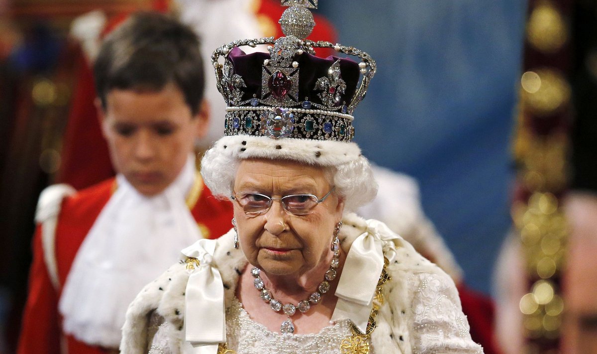 Kuninganna Elizabeth II kandmas Imperial State krooni 2015. aastal