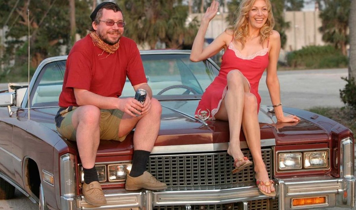 Cadillaciga Miamis: kirjanik Peeter Sauter ja näitlejanna Eha Urbsalu. (Foto :Tiit Pruuli)