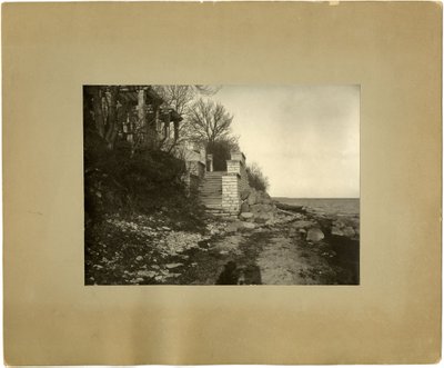 Lossi juurde viiv trepistik asus otse merekaldal. Ühendus merega katkes, kui 1926. aastal asuti ehitama Pirita teed.
