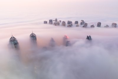 Üksikutel harvadel talvepäevadel mattub ka maailma kõrgeimate pilvelõhkujate linn Dubai katusteni paksu udu sisse. Päikesetõusu roosakas valgus annab linnavaatele veel eriti sürreaalse vahuvanni pilgu.