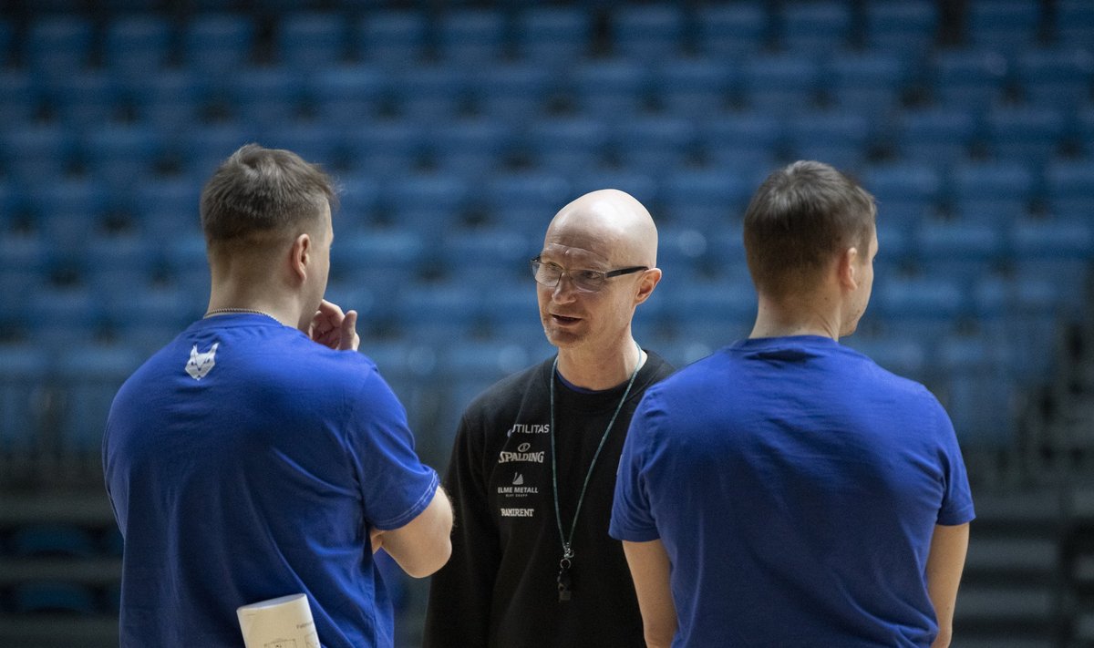Korvpallikoondise värskel peatreeneril Jukka Toijalal tuleb peale platsil toimuva jälgida, et tiimivaim korras oleks.