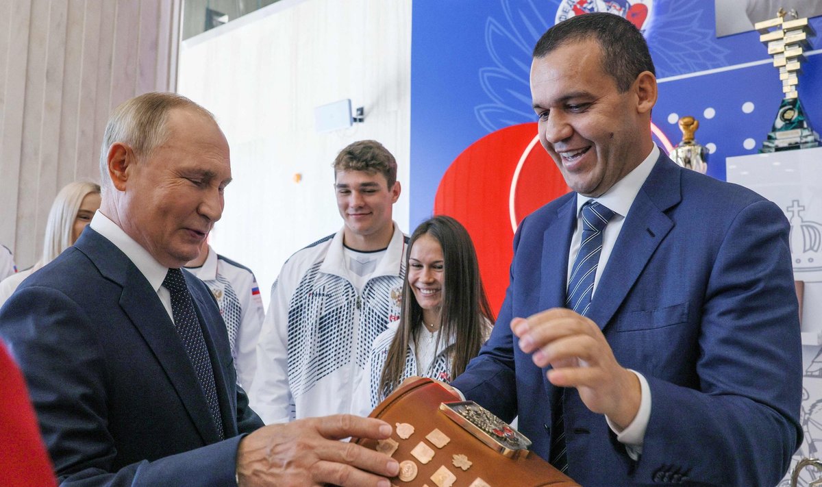 Venemaa president Vladimir Putin ja rahvusvahelise poksiliidu president Umar Kremljov.