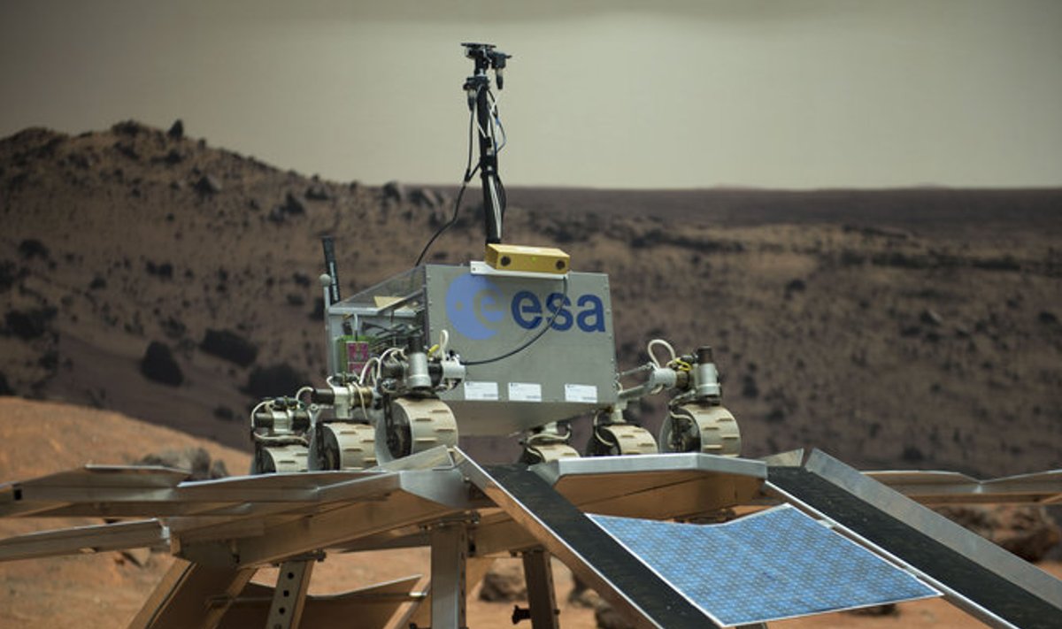Marsi-kulguri prototüüp aastast 2015. Käsil on kulguri mahasõidu harjutamine maandumisplatvormilt. Foto: ESA/G.Porter