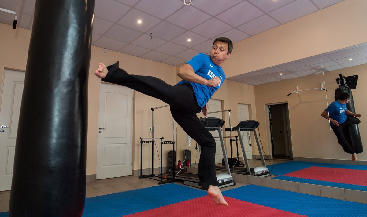 Kohalikel valimistel supertulemuse saavutanud Mihhail Kõlvartil on kodus väike trennisaal, kus taekwondo meister end vormis hoiab.